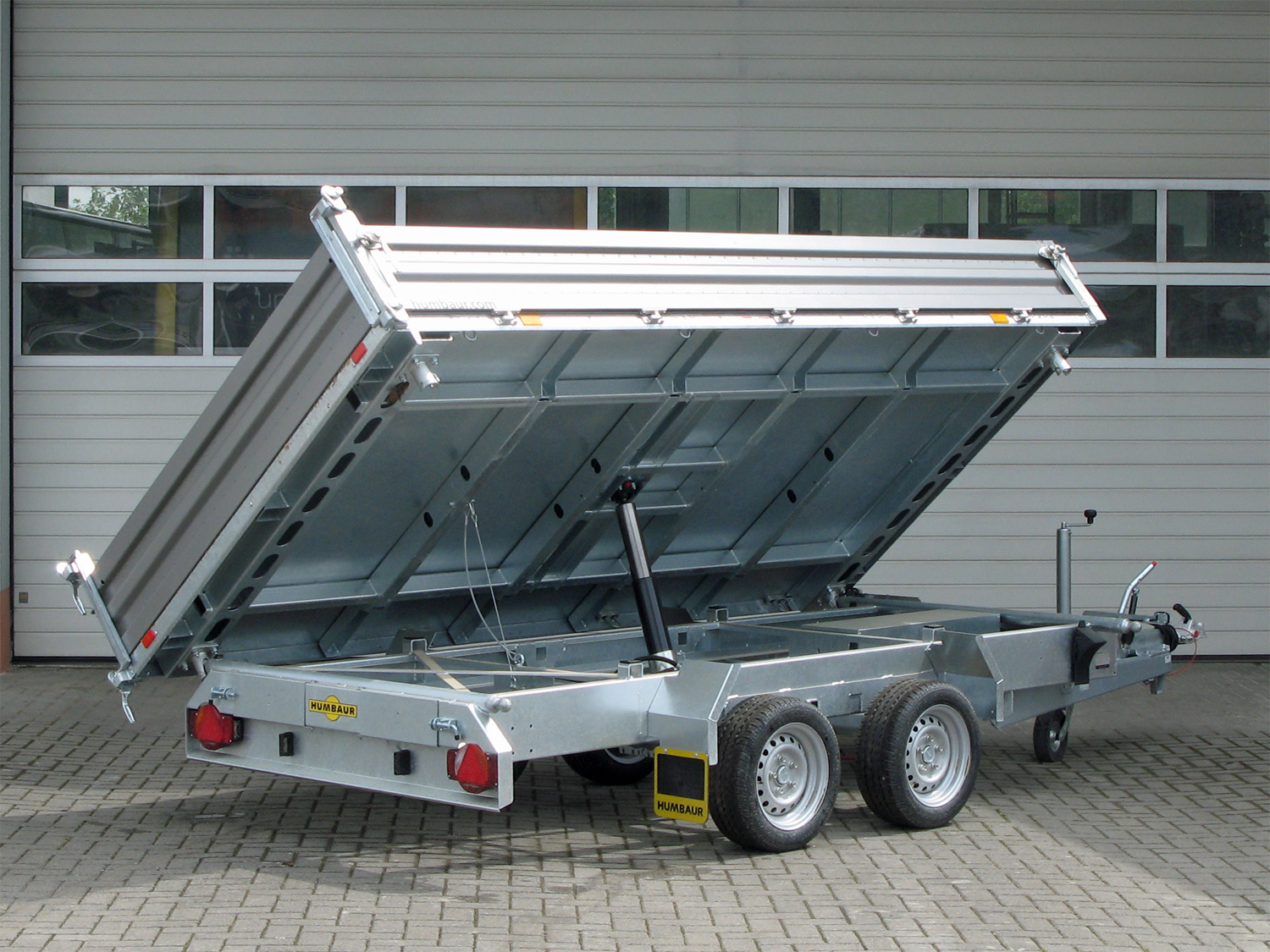 Humbaur HTK 3500.41 ALU Parabelfederung - 3-Seiten-Kipper - 3500 kg Humbaur HTK 3500.41 ALU Parabelfederung - 3-Seiten-Kipper - 3500 kg – Image 1