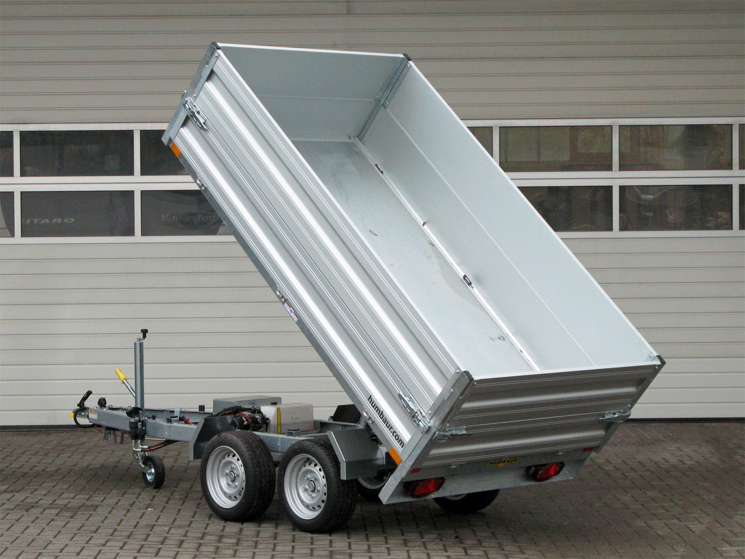 Humbaur HUK 272715 E-Pumpe u. BW-Aufsatz - Rückwärtskipper - 2700 kg Humbaur HUK 272715 E-Pumpe u. BW-Aufsatz - Rückwärtskipper - 2700 kg – Image 1