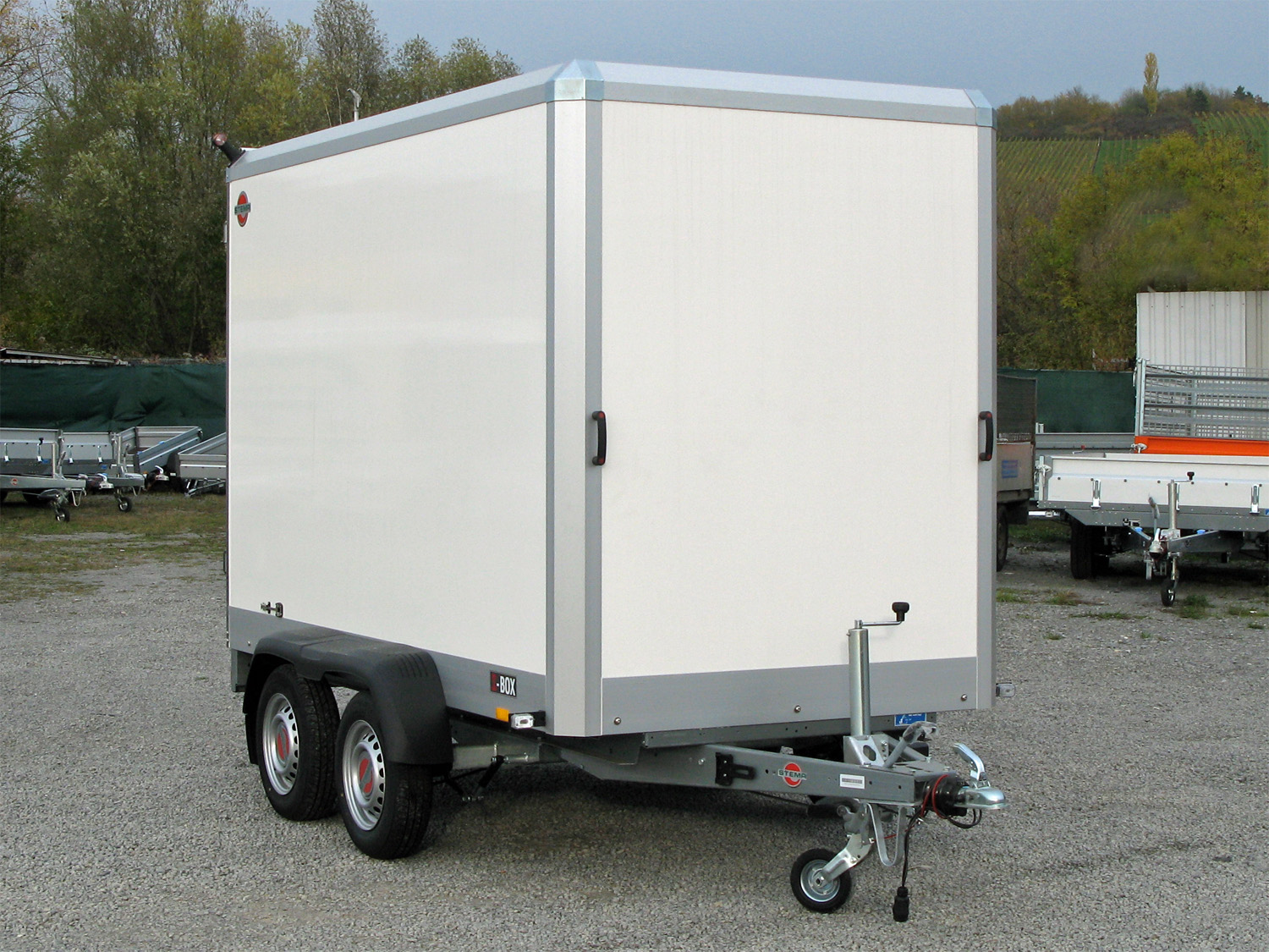 STEMA S-BOX STPK O2 27-25-15.2.S18.2 - Kofferanhänger 2700 kg STEMA S-BOX STPK O2 27-25-15.2.S18.2 - Kofferanhänger 2700 kg – Image 1