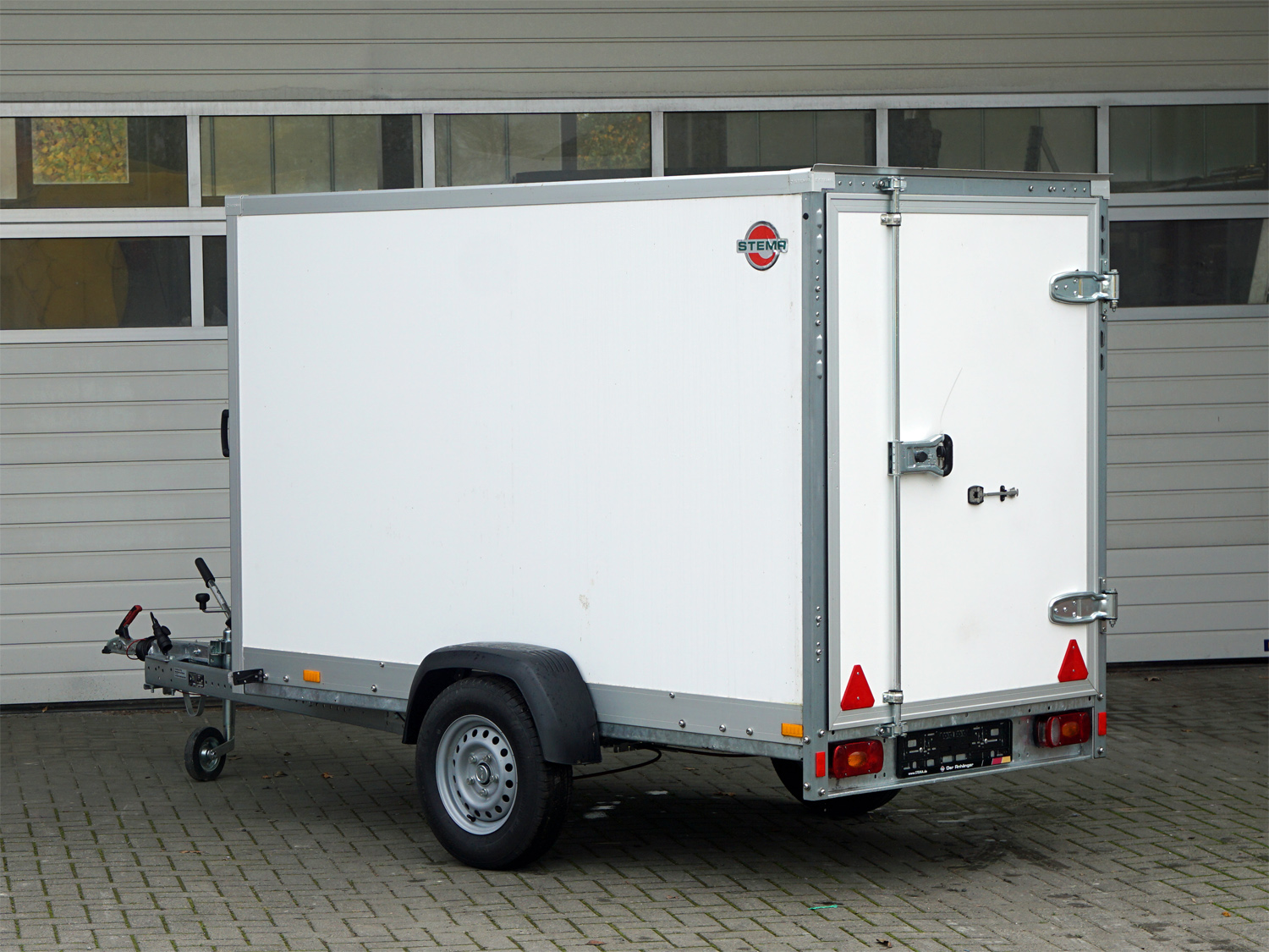 STEMA STPK O2 15-25-13.1.P15.1 Hecktür - Kofferanhänger 1500 kg STEMA STPK O2 15-25-13.1.P15.1 Hecktür - Kofferanhänger 1500 kg – Image 1