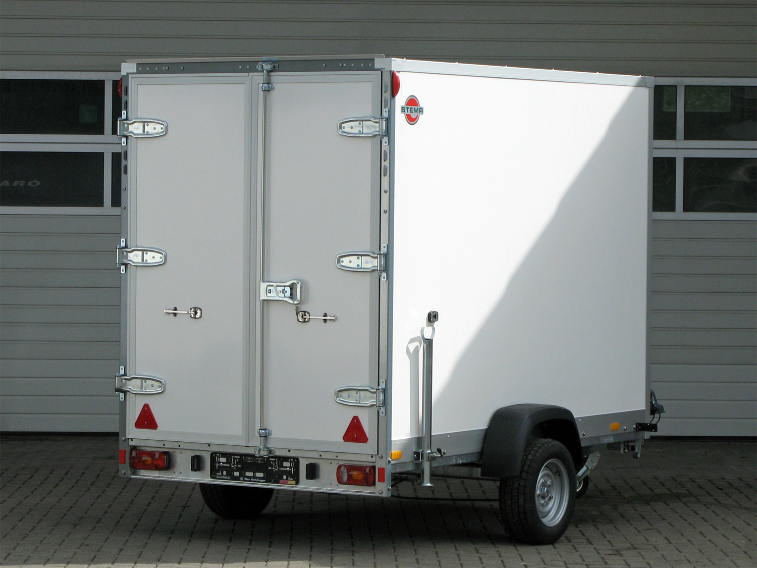 STEMA STPK O2 15-25-15.1.P18.2 Flügeltüren - Kofferanhänger 1500 kg STEMA STPK O2 15-25-15.1.P18.2 Flügeltüren - Kofferanhänger 1500 kg – Image 1