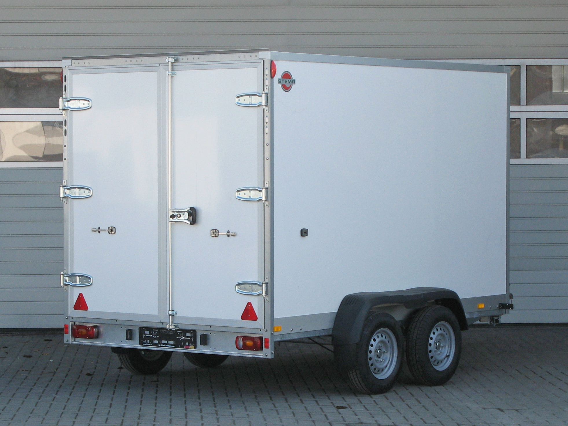 STEMA STPK O2 27-30-18.2.P18.2 Flügeltüren - Kofferanhänger 2700 kg STEMA STPK O2 27-30-18.2.P18.2 Flügeltüren - Kofferanhänger 2700 kg – Image 1