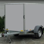 Saris DV135 mit Rampe und Seitentüre - Kofferanhänger - 1350 kg