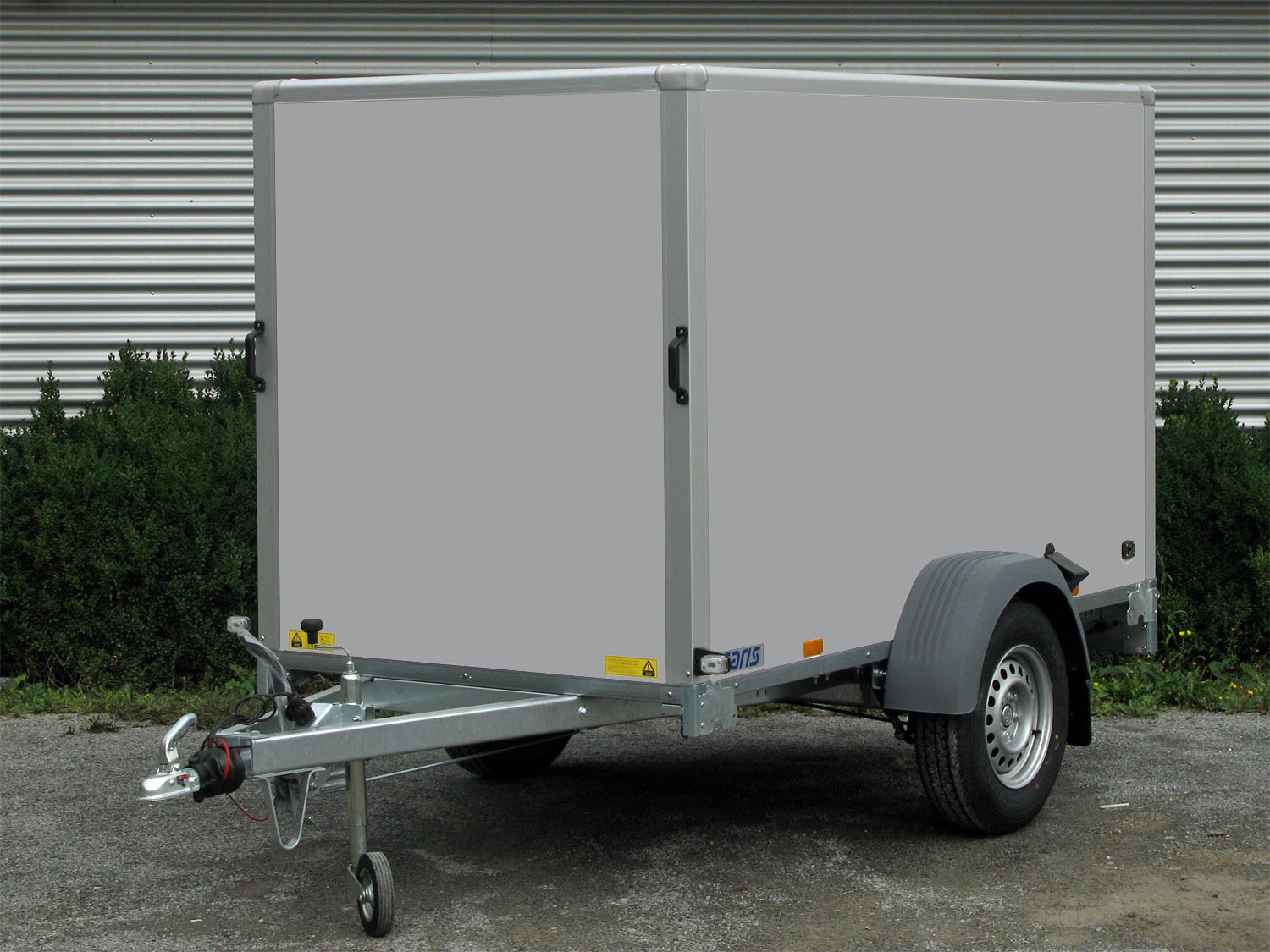Saris DV135 mit Rampe und Seitentüre - Kofferanhänger - 1350 kg Saris DV135 mit Rampe und Seitentüre - Kofferanhänger - 1350 kg – Image 1