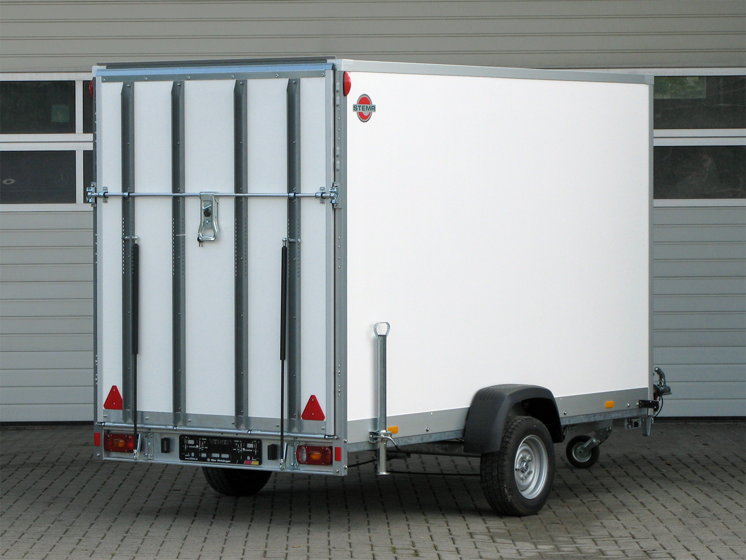 Stema STPK O2 13-25-18.1.P18.2 Rampe, P-Box - Kofferanhänger - 1300 kg Stema STPK O2 13-25-18.1.P18.2 Rampe, P-Box - Kofferanhänger - 1300 kg – Image 1