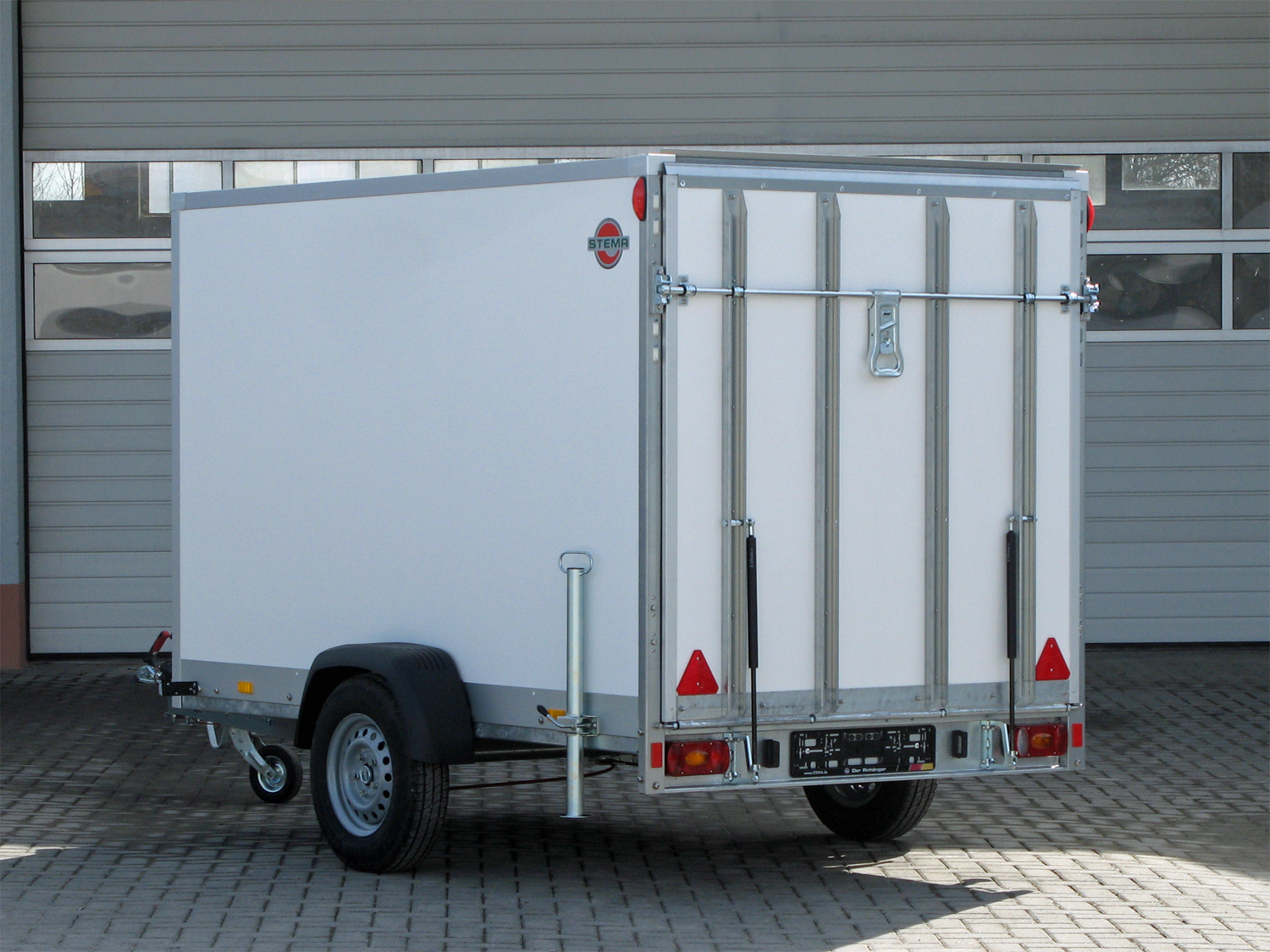 Stema STPK O2 15-25-18.1.P15.2 Rampe, P-Box - Kofferanhänger - 1500 kg Stema STPK O2 15-25-18.1.P15.2 Rampe, P-Box - Kofferanhänger - 1500 kg – Image 1