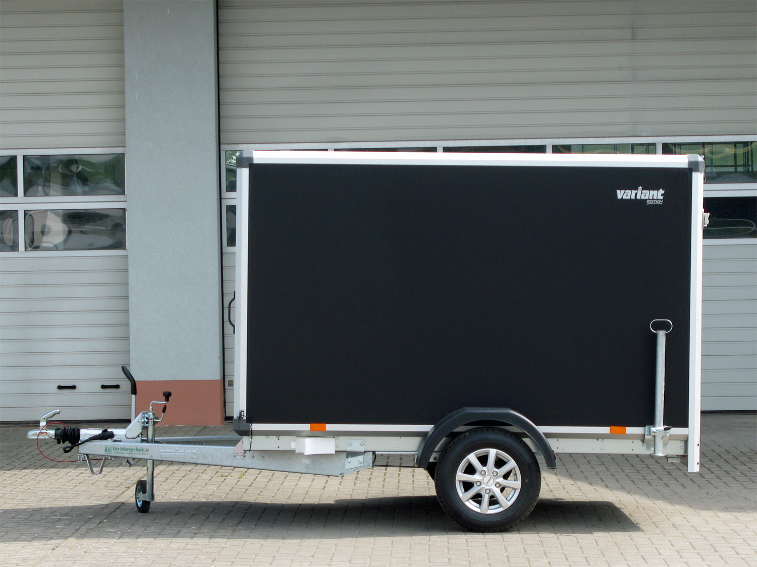 Variant 1315 C2 Edition - Kofferanhänger Seitentüre Rampe - 1350 kg Variant 1315 C2 Edition - Kofferanhänger Seitentüre Rampe - 1350 kg – Image 1