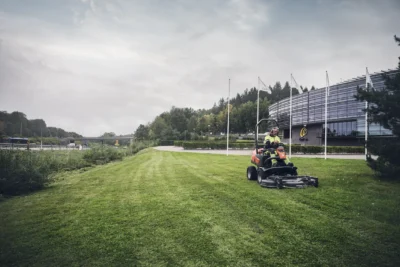 Rasenmähertraktor HUSQVARNA P525DX Frontmähwerk Diesel Professionell – Image 2