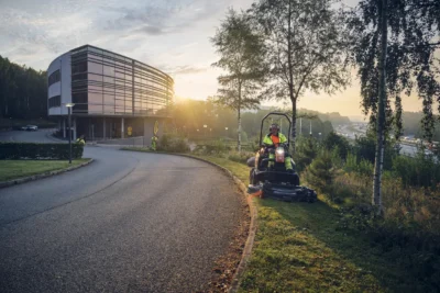 Rasenmähertraktor HUSQVARNA P525DX Frontmähwerk Diesel Professionell – Image 3