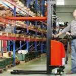 Halbelektrischer Stapler 1T – Umrahmende Langträger – Max. Hubhöhe 2500 mm – Image 4